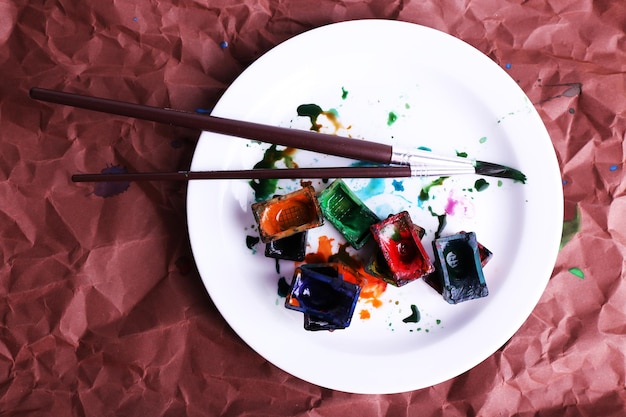 tanier s kreatívnym jedlom